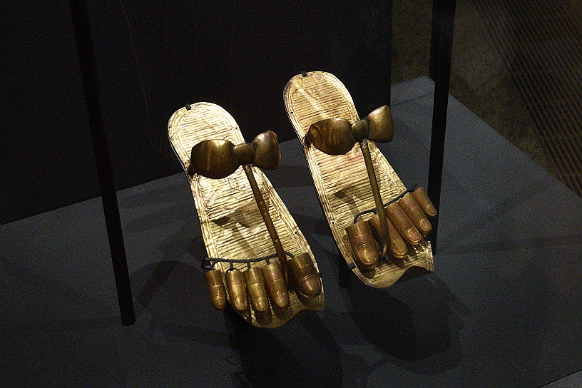 64 MAK_7178.jpg - I suoi sandali d'oro.